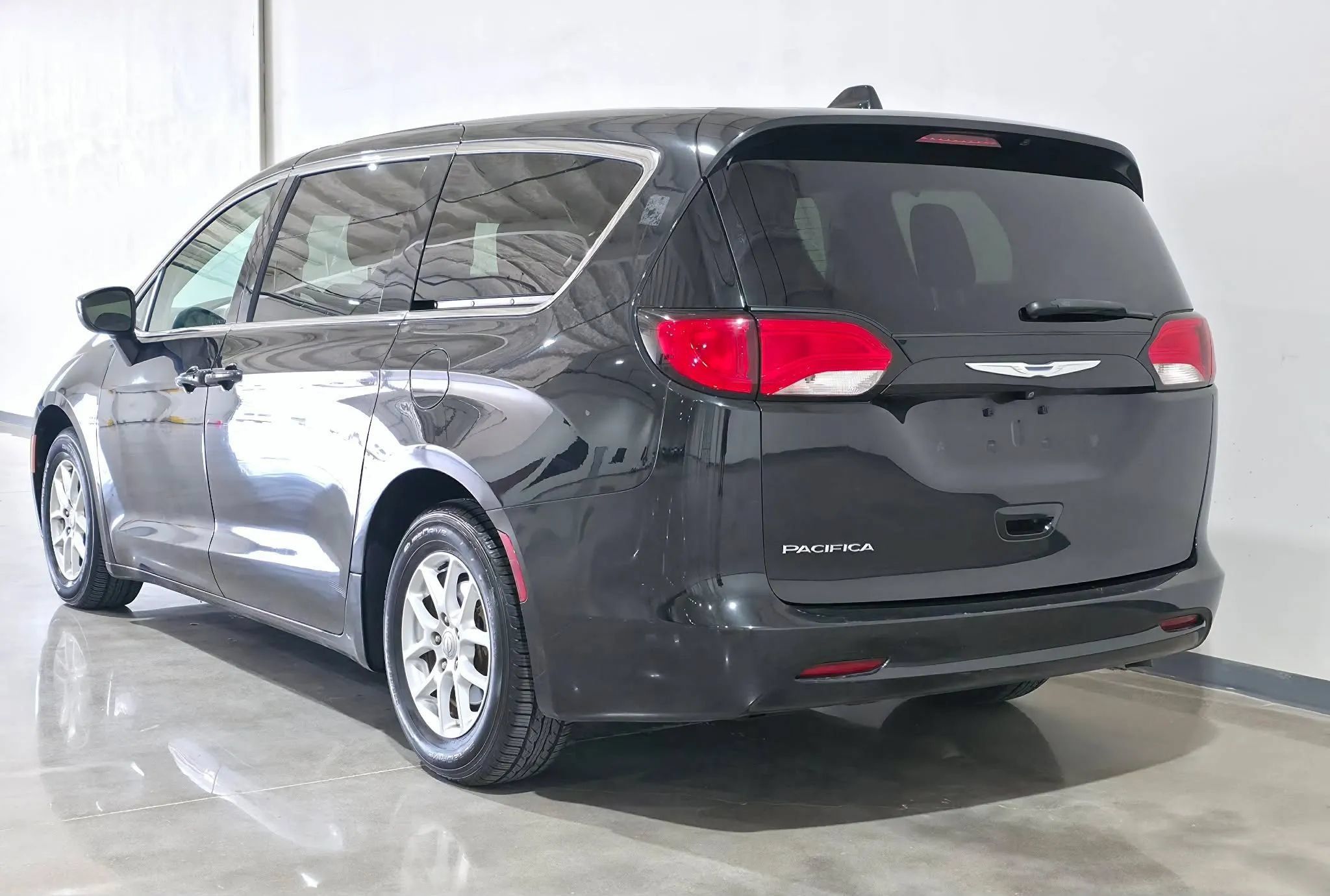 Used 2017 Chrysler Pacifica Touring FWD image 7