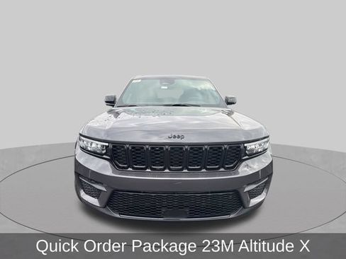 Used 2025 Jeep Grand Cherokee Altitude AWD/4WD image 2