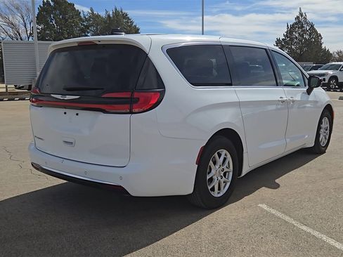 Used 2024 Chrysler Pacifica Touring-L image 8