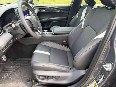 Used 2026 Toyota Camry SE FWD image 9
