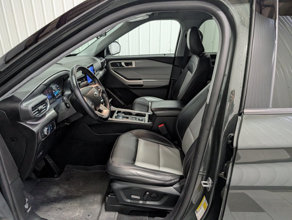 Used 2022 Ford Explorer XLT w/ Equipment Group 202A AWD/4WD image 15