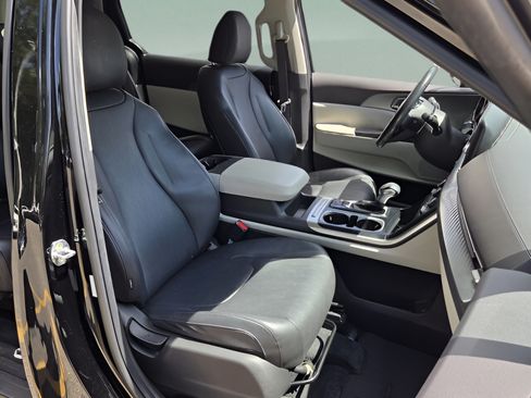 Used 2023 Kia Carnival LX FWD image 15