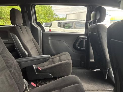 Used 2017 Dodge Grand Caravan SE FWD image 16