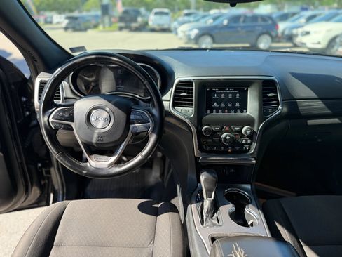 Used 2020 Jeep Grand Cherokee Laredo AWD/4WD image 17
