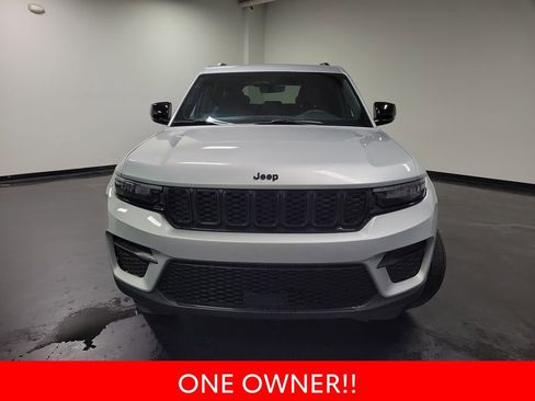 Used 2025 Jeep Grand Cherokee Altitude AWD/4WD image 3