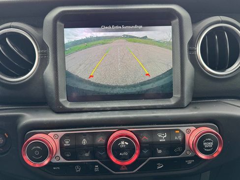 Used 2020 Jeep Wrangler Unlimited Sahara w/ Uconnect 4C Nav & Sound Group AWD/4WD image 27