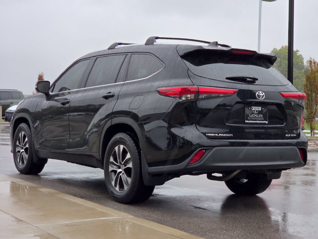 Used 2021 Toyota Highlander XLE AWD/4WD image 23