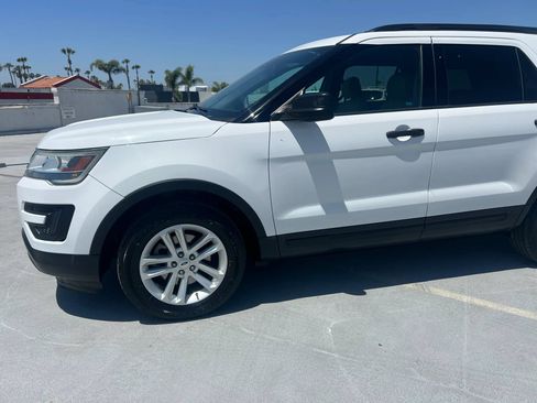Used 2017 Ford Explorer FWD image 2