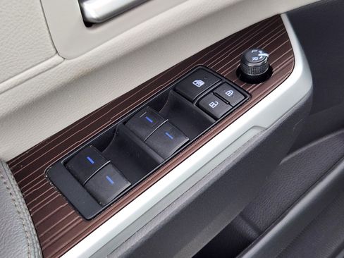 Used 2024 Toyota Sienna XLE image 18