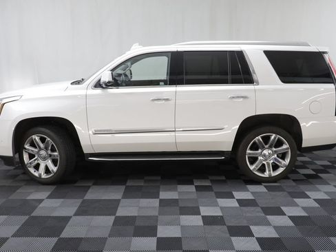 Used 2020 Cadillac Escalade Premium Luxury AWD/4WD image 4