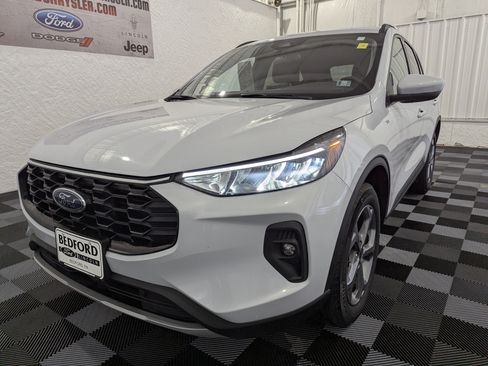 Used 2025 Ford Escape ST-Line Select AWD/4WD image 3