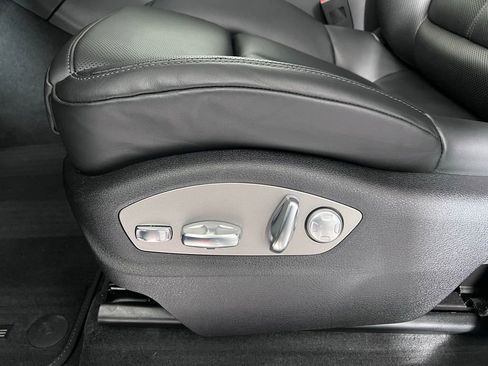 Certified 2025 Porsche Macan AWD/4WD image 32
