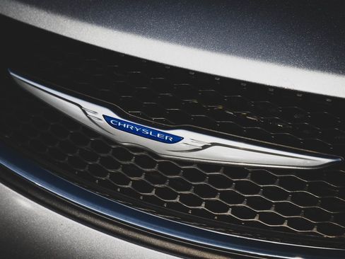 Used 2019 Chrysler Pacifica Touring-L image 20