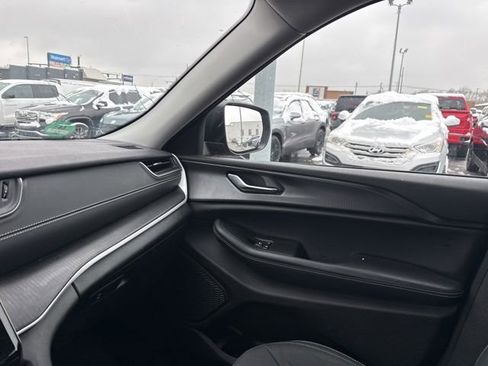 Used 2023 Jeep Grand Cherokee Laredo image 29