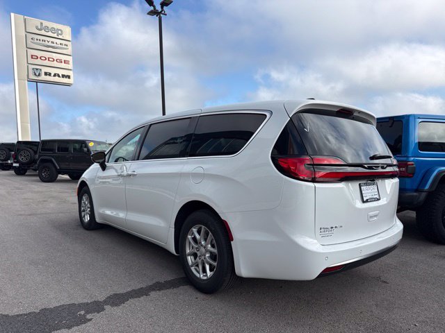 New 2027 Chrysler Pacifica Select FWD image 6