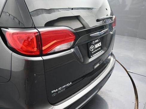 Used 2017 Chrysler Pacifica Platinum image 35