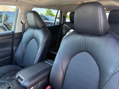 Used 2025 Toyota Highlander XLE FWD image 12