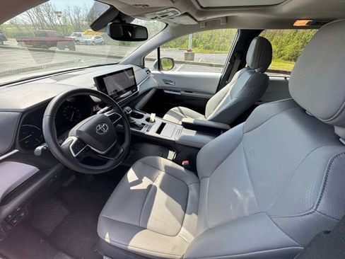 Used 2025 Toyota Sienna XLE image 12