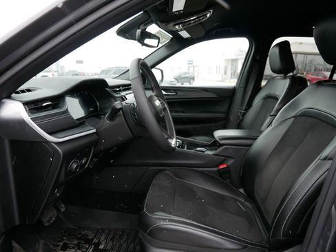 Used 2024 Jeep Grand Cherokee Altitude image 7