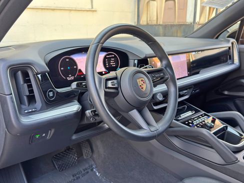 Used 2024 Porsche Cayenne AWD/4WD image 14