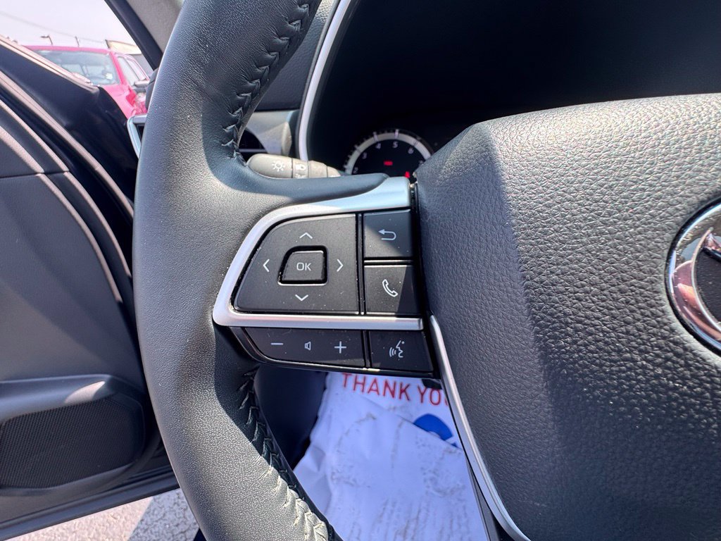 Used 2024 Toyota Highlander XLE AWD/4WD image 16