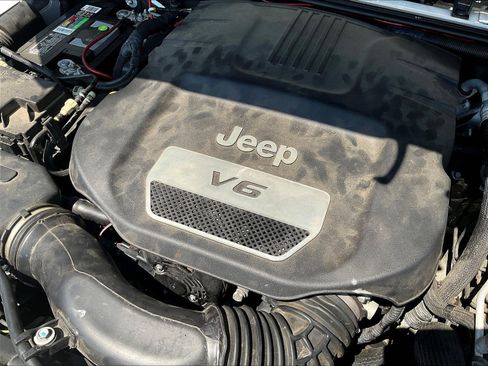 Used 2018 Jeep Wrangler Unlimited Sahara AWD/4WD image 28