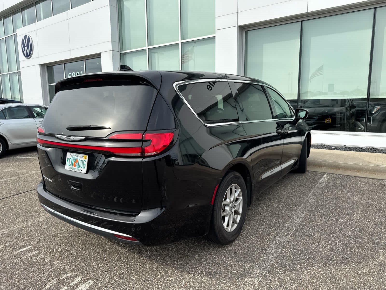 Used 2024 Chrysler Pacifica Touring-L FWD image 2