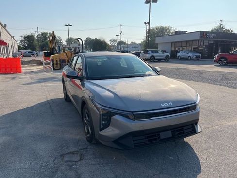 Used 2025 Kia K4 LXS image 3