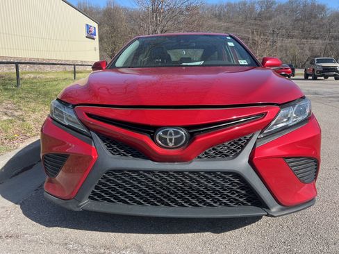 Used 2019 Toyota Camry SE image 2