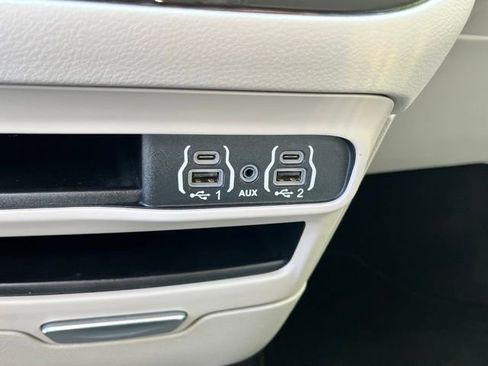 Used 2023 Chrysler Pacifica Touring-L FWD image 44