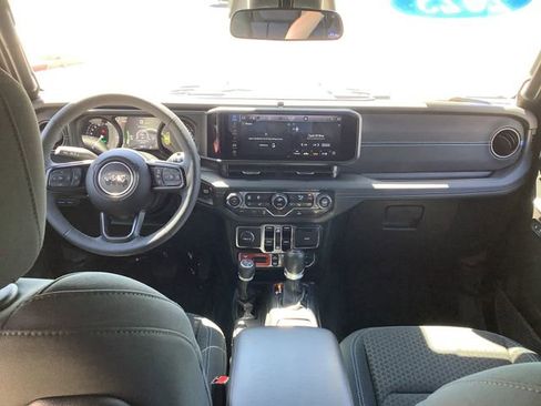 Used 2025 Jeep Wrangler Unlimited Rubicon 4xe w/ Convenience Group AWD/4WD image 5