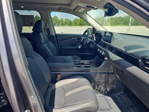 Used 2025 Honda Pilot Touring image 10