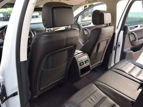 Used 2016 Volkswagen Touareg TDI AWD/4WD image 46