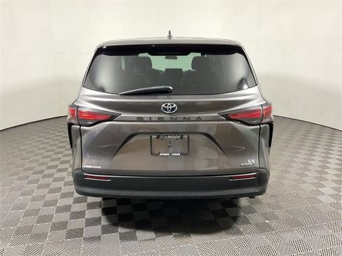 Used 2022 Toyota Sienna LE image 11