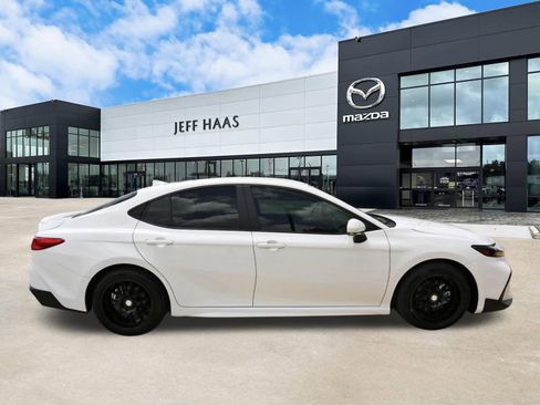 Used 2025 Toyota Camry SE w/ Convenience Package FWD image 5