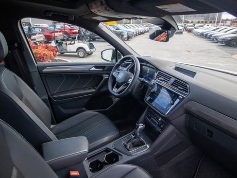 Used 2024 Volkswagen Tiguan SE R-Line image 18