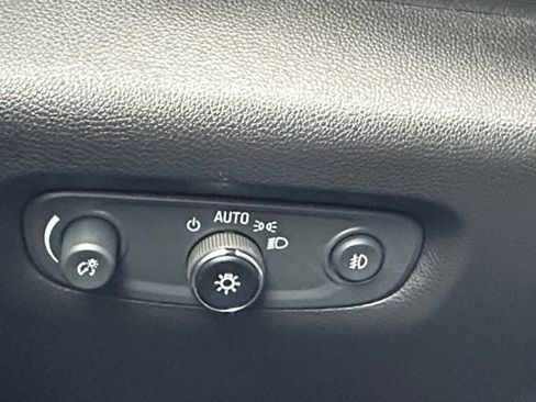 Used 2020 Chevrolet Traverse LT image 19