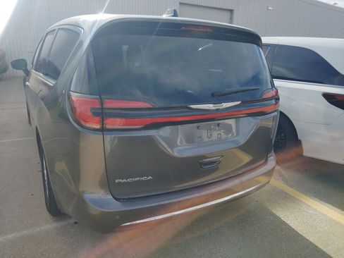 Used 2023 Chrysler Pacifica Touring-L image 8