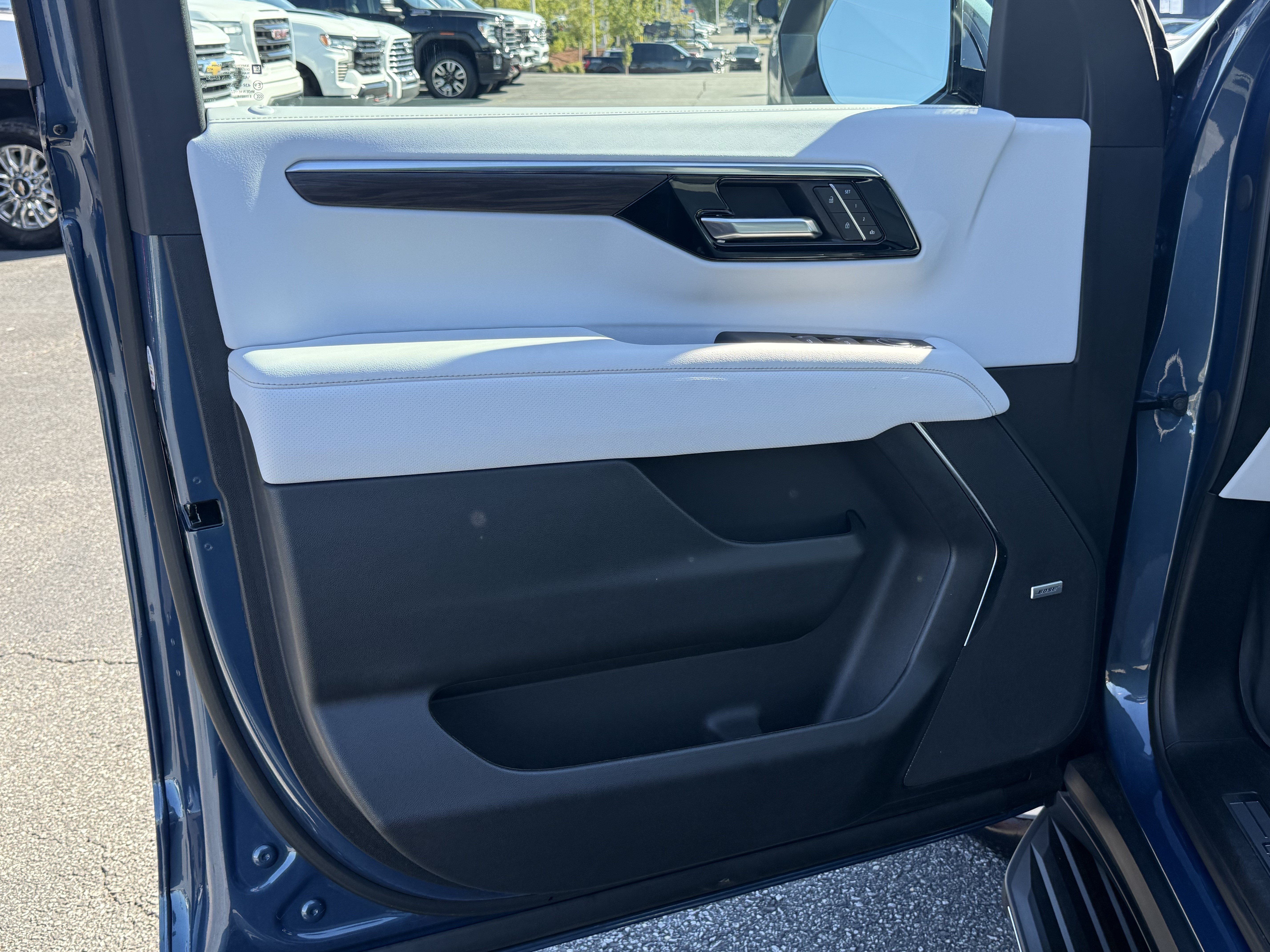 Used 2025 Chevrolet Tahoe Premier AWD/4WD image 14