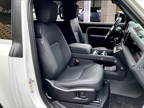 Used 2025 Land Rover Defender 90 X-Dynamic SE image 5