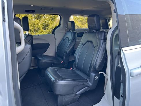 Used 2024 Chrysler Pacifica Touring-L image 26