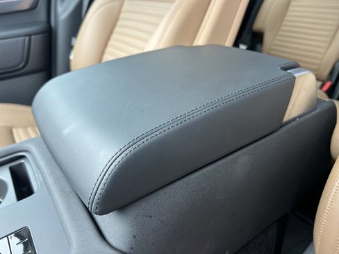 Used 2025 Land Rover Discovery Metropolitan Edition image 28