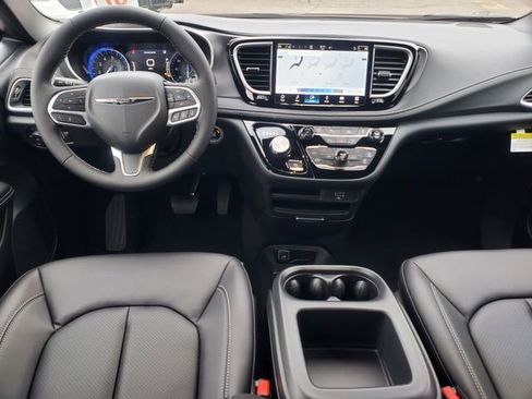 New 2026 Chrysler Pacifica Select image 16