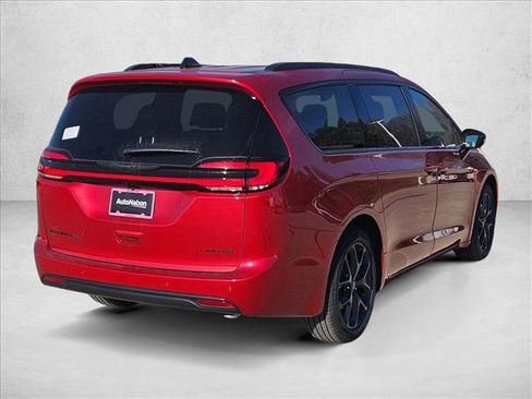 New 2026 Chrysler Pacifica Limited image 5