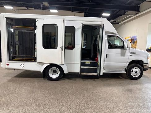 Used 2015 Ford E-350 and Econoline 350 Super Duty image 16