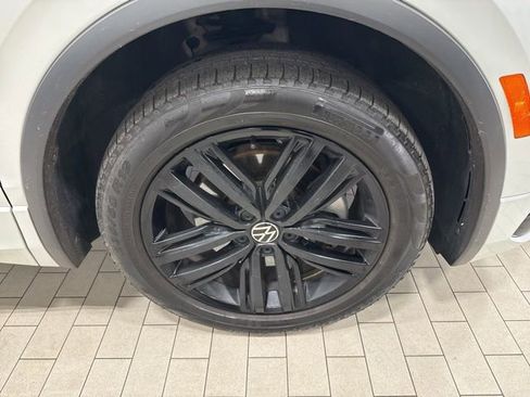 Certified 2022 Volkswagen Tiguan SE R-Line image 31