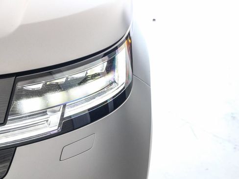 Used 2025 Land Rover Range Rover SE AWD/4WD image 9