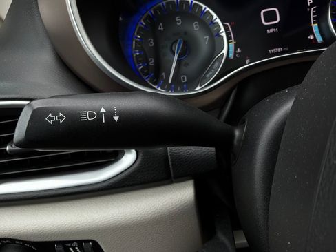 Used 2017 Chrysler Pacifica Touring-L Plus w/ Advanced Safetytec Group image 41