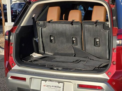 Used 2023 Nissan Pathfinder Platinum image 37