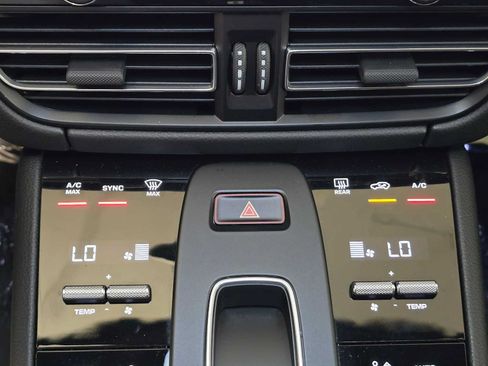 Used 2025 Porsche Macan AWD/4WD image 29